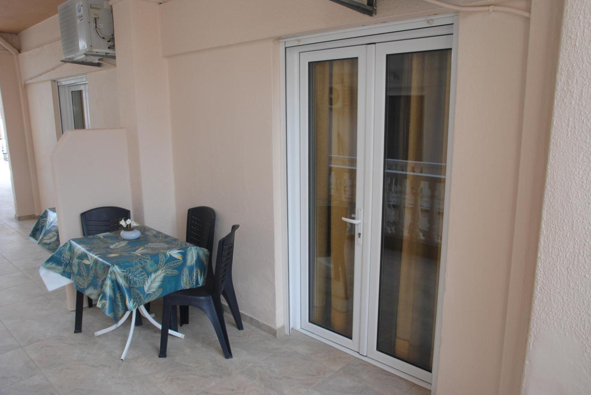 Light Blue Paralia Apartments Экстерьер фото