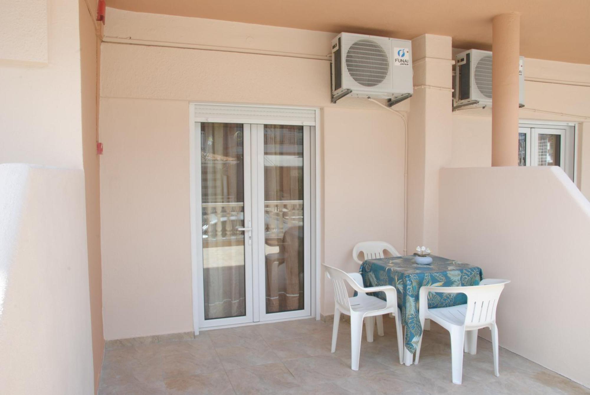 Light Blue Paralia Apartments Экстерьер фото