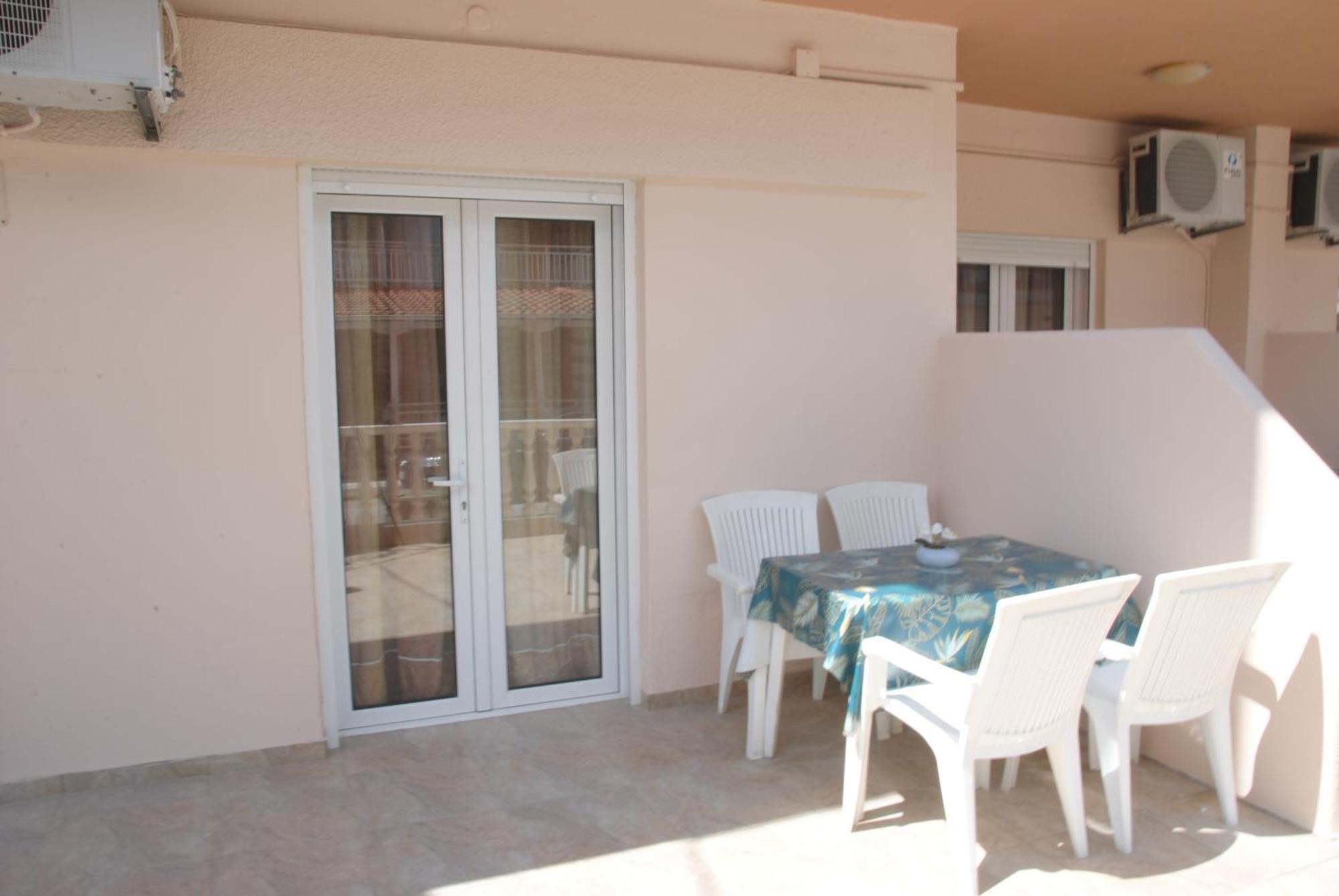 Light Blue Paralia Apartments Экстерьер фото